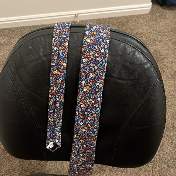 Goodfellow & Co floral tie (Navy background) - Picture 3 of 3